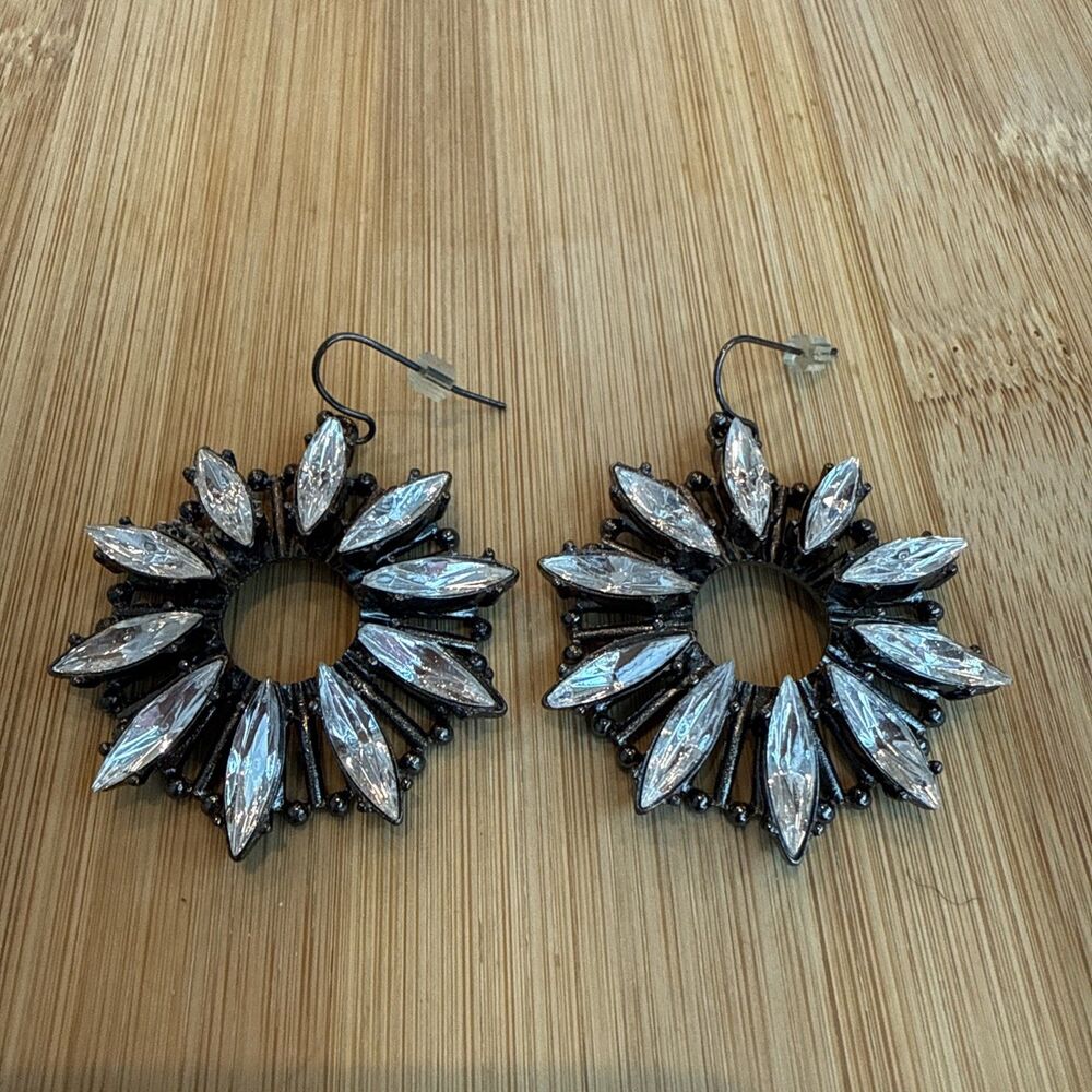 CRYSTAL ROUND FLORAL EARRINGS ￼